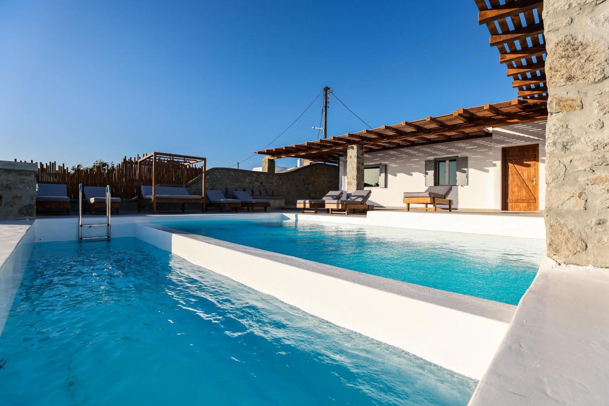 The George With Private Pool, Close To - Chora Villa